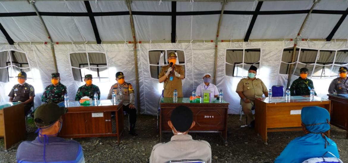 Gubernur Rohidin saat menyampaiakn arahan kepada masyarakat penerima bantuan