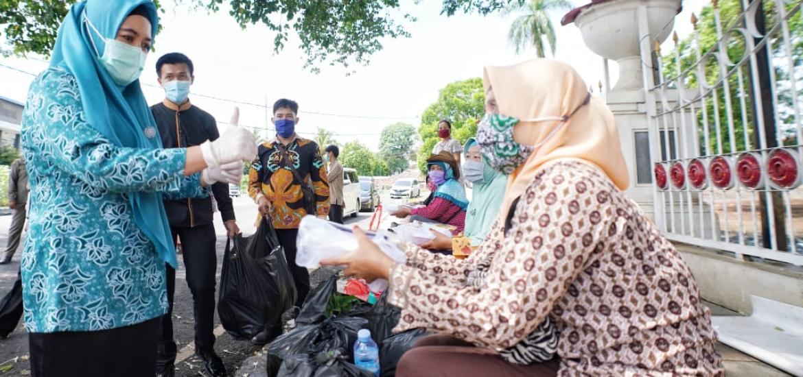 Ibu Derta Rohidin Salurkan Makanan