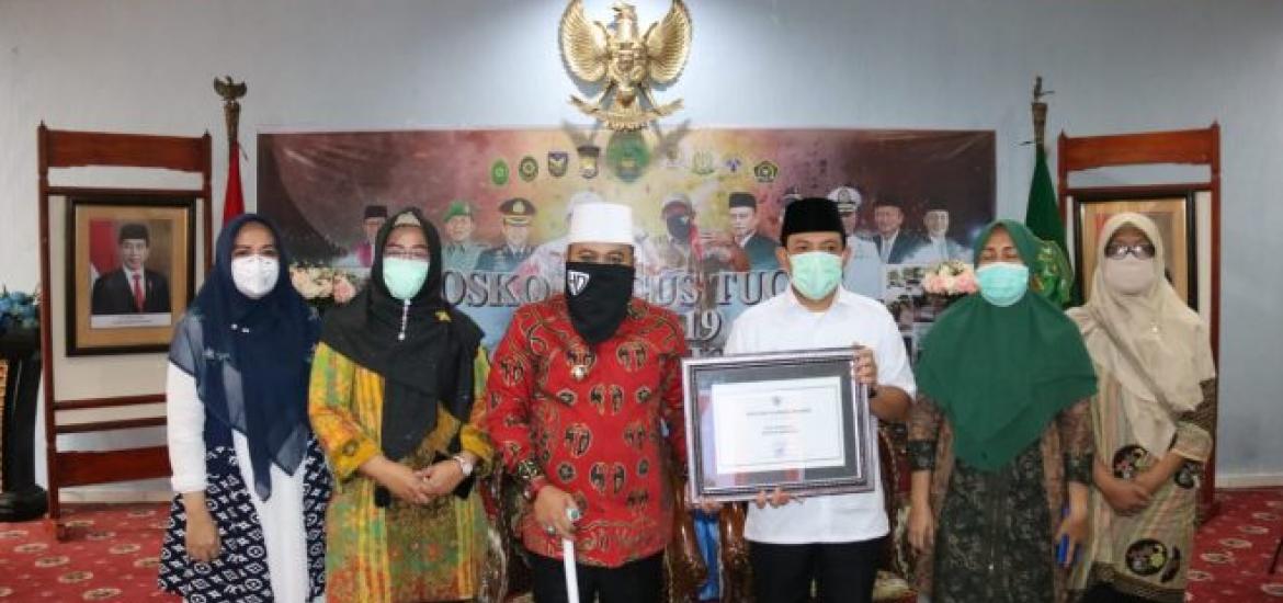Walikota Bengkulu Terima Sertifikat dari Menteri Kesehatan