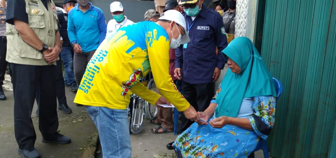 Gubernur Rohidin saat berikan bantuan kepada penyandang disabilitas
