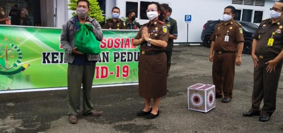Kejati Bengkulu Bagi Sembako untuk Masyarakat