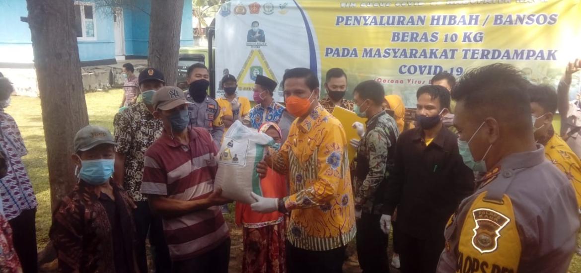 Bupati Kaur Bersama Baznas Salurkan Bantuan ke Fakir Miskin