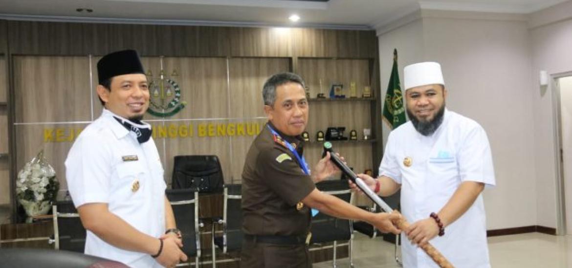 Silaturahmi dengan Kajati, Walikota Berikan Tongkat