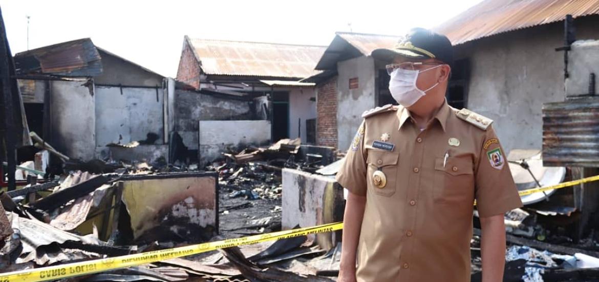 Gubernur Rohidin bantu korban kebakaran