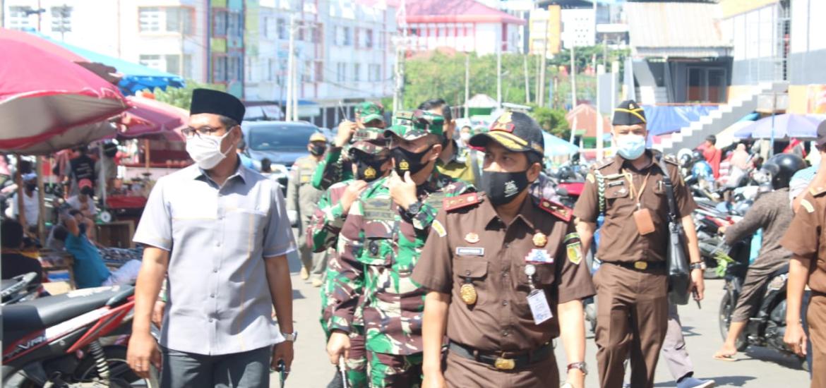 Wagub Dedy  Tinjau Penegakan Protokol Kesehatan dan Bagikan 1000 Masker Gratis
