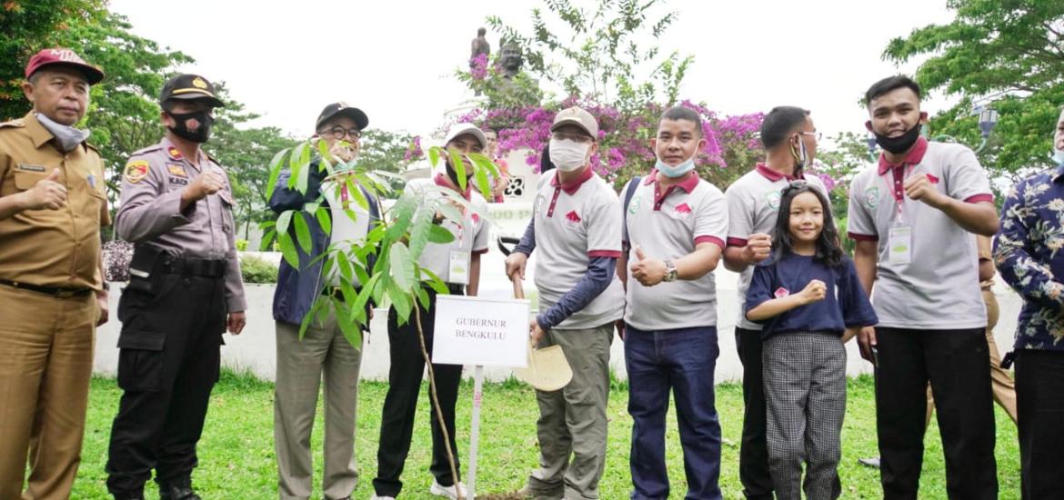 Gubernur Rohidin saat kegiatan tanam 1000 pohon di Kepahiang