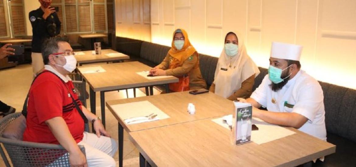 Helmi hasan di Hotel Mercure saat berencana menyewa kamar untuk tenaga medis
