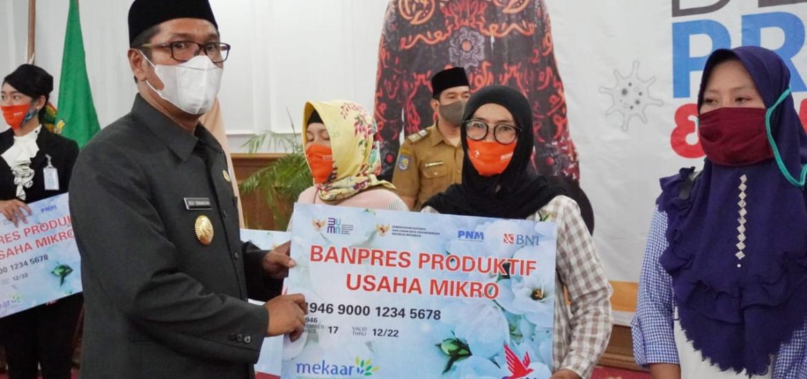 Penyerahan Simbolis Program Bantuan Pelaku Usaha Mikro dan Penyerahan Kartu aprakerja