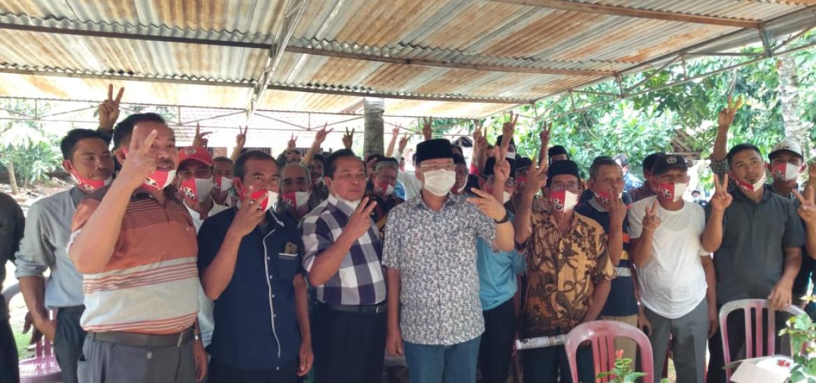 Rohidin bersama masyarakat Lubuk Sandi Seluma