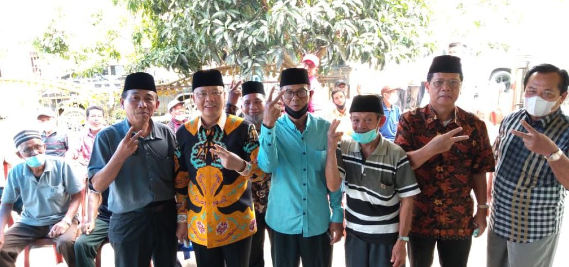 Rohidin bersama masyarakat setempat