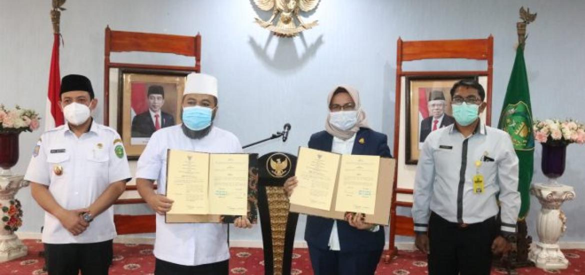 Bengkulu, InfoPublik – Perkuat sinergitas pada bidang hukum, Rabu (24/02/2021), Pemerintah Kota (Pemkot) Bengkulu menjalin kerjasama dengan Kejaksaan Negeri (Kejari) yang dikemas dalam penandatanganan Memorandum of Understanding (MoU) yang berlangsung di Balai Kota.  MoU yang ditandatangani langsung oleh Walikota Bengkulu Helmi Hasan dan Kepala Kejari Irene Putrie ini meliputi berbagai hal seperti, penegakan hukum, bantuan hukum, pertimbangan hukum, pelayanan hukum, serta tindakan hukum lain kepada negara a