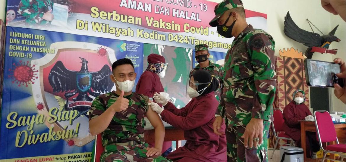 Prajurit Kodim 0424 Lakukan Vaksinasi Perdana di Makodim Tanggamus