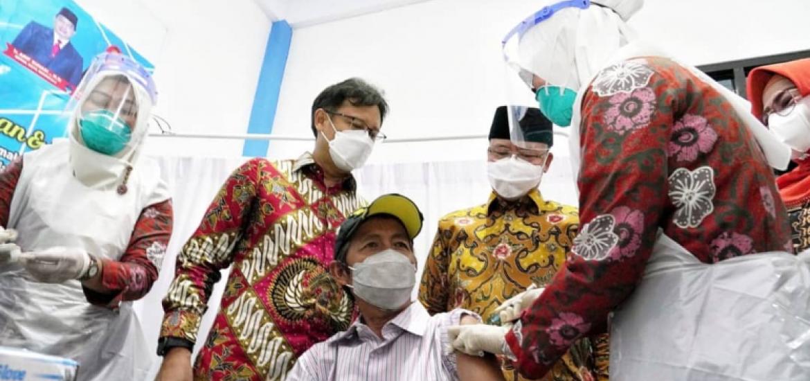 Gubernur Rohidin bersama Menkes RI Tinjau Vaksinasi Covid-19 Untuk Lansia di Bengkulu