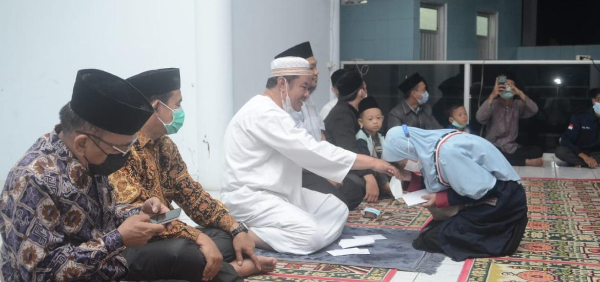 Wagub Rosjonsyah bersama santri