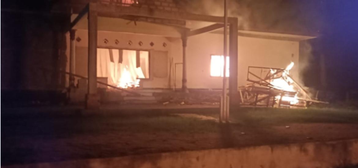 Massa Bakar Mapolsek Candipuro