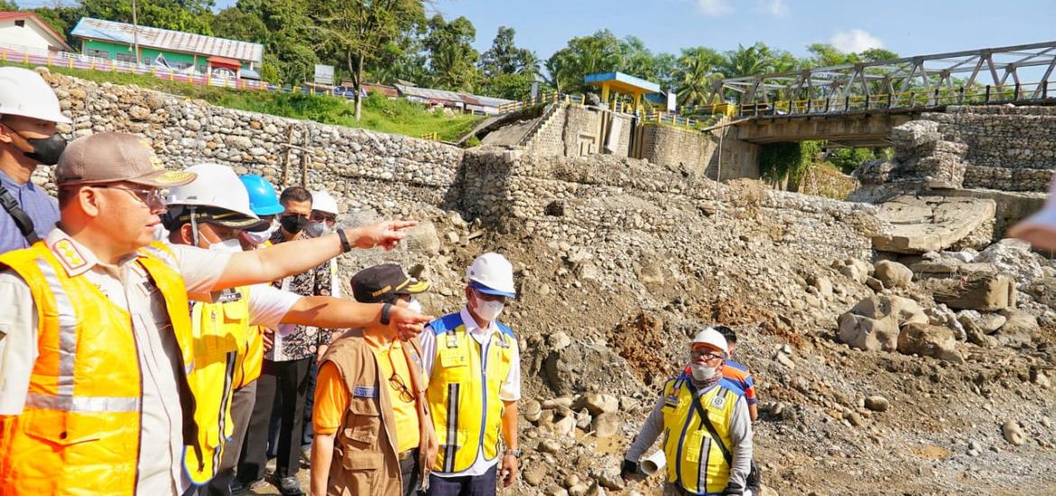 Gubernur Rohidin meninjau kerusakan saluran irigasi
