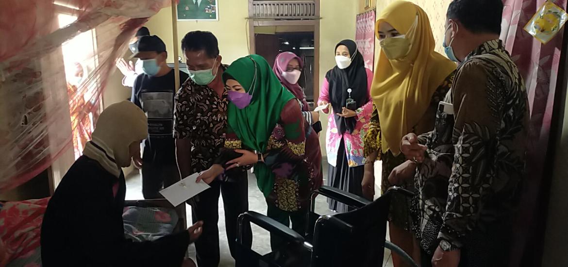 Bupati Tanggamus Kunjungi dan Serahkan Bantuan Kepada Penderita Sakit 