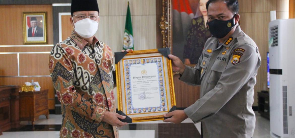 Penyerahan piagam penghargaan