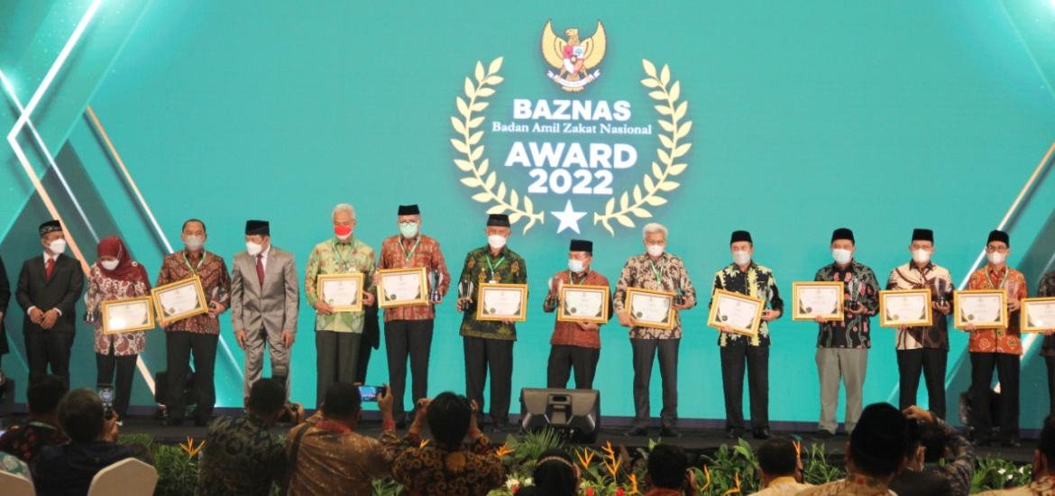 Gubernur Rohidin Terima Penghargaan Baznas Award
