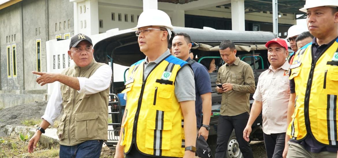 Gubernur Rohidin saat meninjau lokasi pembangunan