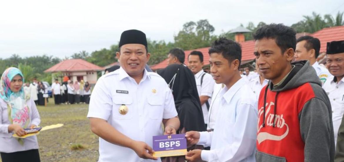 Bupati Erwin Serahkan BSPS ke 14 Desa di Kabupaten Seluma
