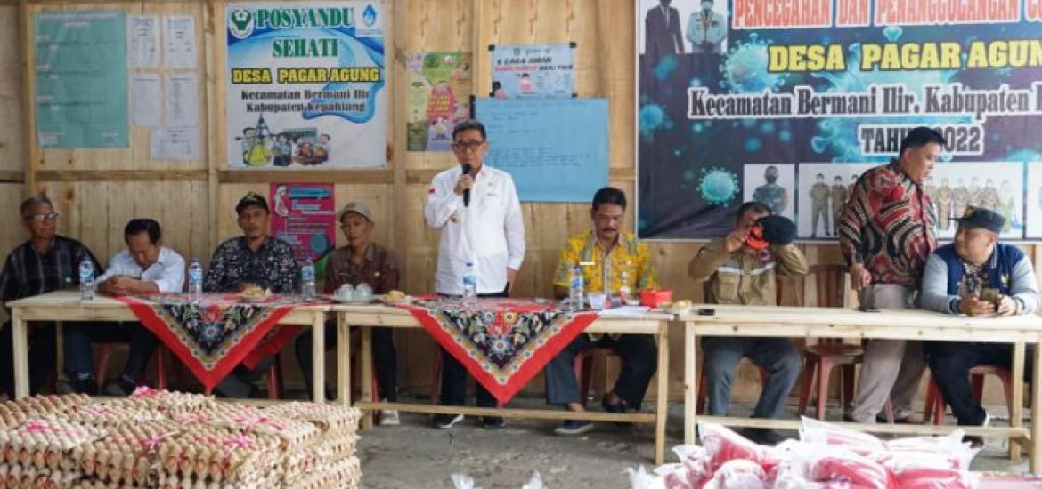 Bupati Kepahing Serahkan Bantuan Banjir ke Desa Pagar Agung