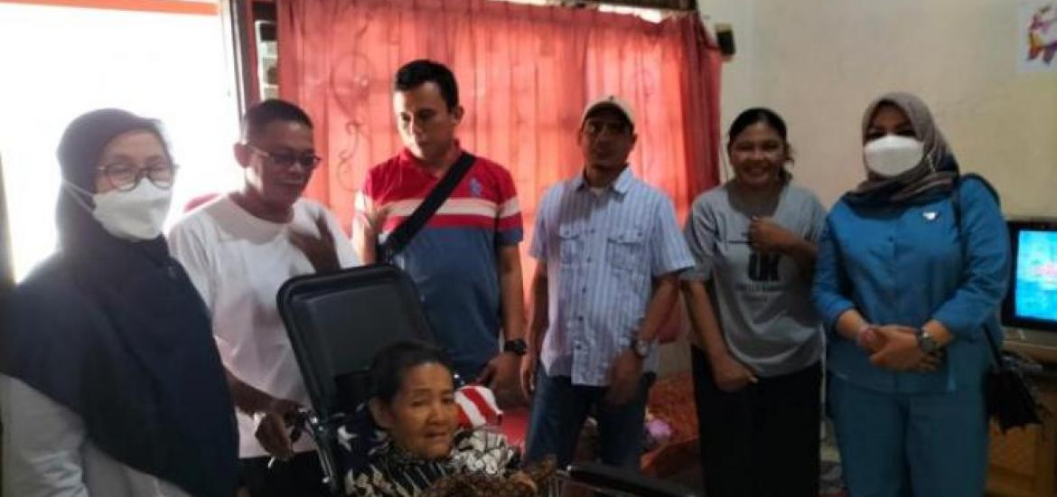 Dinsos Kota Bengkulu Berikan Bantuan Kursi Roda Kepada Warga Kelurahan Malabero