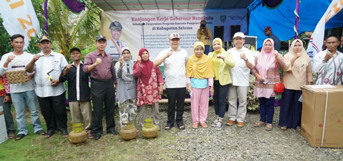 Gubernur Rohidin Serahkan Bantuan Kepada Masyarakat Seluma