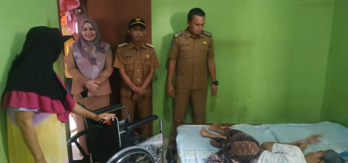 Kadinsos Kota Bengkulu Serahkan Langsung Bantuan Kursi Roda Kepada Warda Kandang Mas