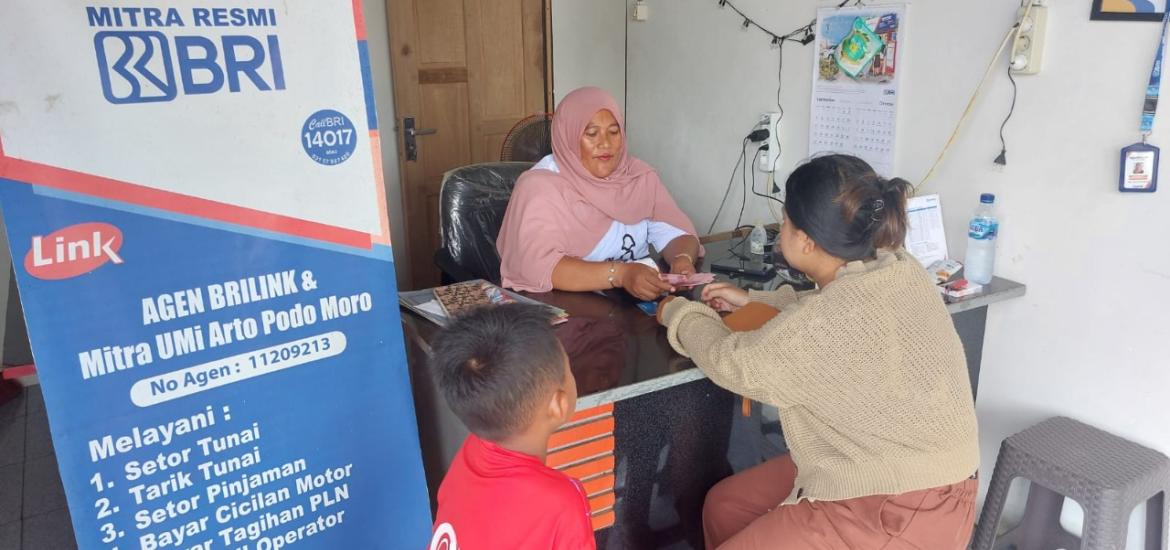 Selamatkan Masyarakat Dari Jerat Rentenir, Perempuan Ini Sukses Jadi Agen BRILink & UMi