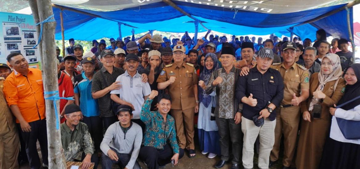 Gubernur Rohidin Serahkan SK Izin Perhutanan Sosial di Rejang Lebong