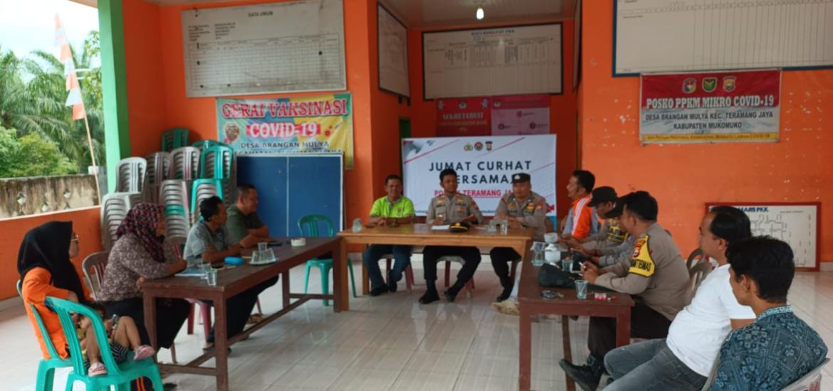 Jumat Curhat, Kapolsek Teramang Jaya Berikan Imbauan kepada Masyarakat Berangan Mulya