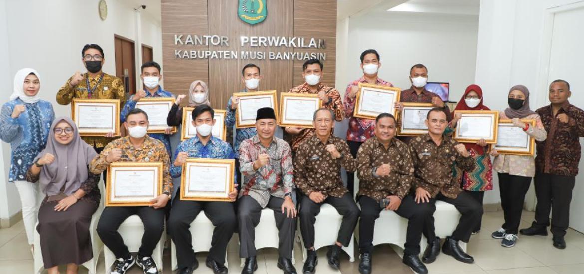 Pj Bupati Muba Beri Penghargaan Petugas BNNP Sumsel