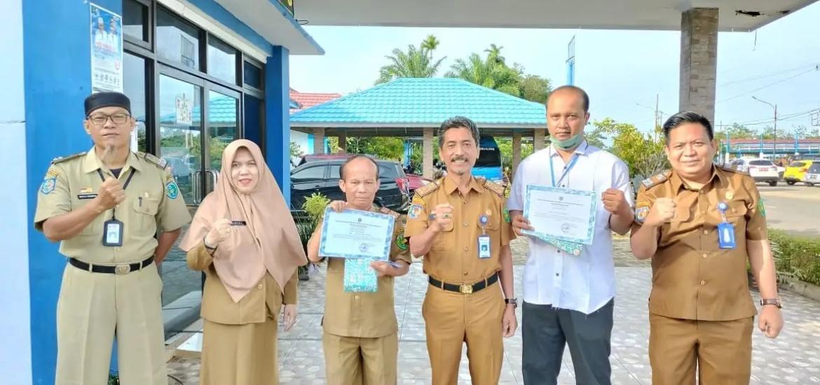 Disdukcapil Kota Bengkulu Serahan Piagam Kepada Pegawai Teladan