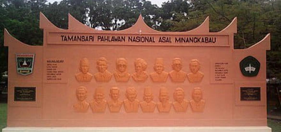 Figur Pahlawan di Monumen Tamansari Museum Adityawarman