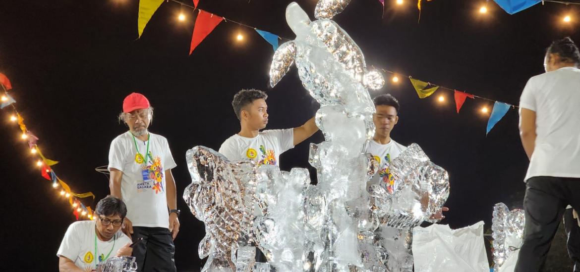 Antusiasme seniman ice carving saat mengukir bongkahan es batu dalam ajang AstraPay Sanur Village Festival 2023 ke-16 tahun, pada Sabtu, 22 Juli 2023. Kegiatan ini diikuti oleh seniman lokal dari Sanggar Seni Surya Krya Mahotama, Bali. 