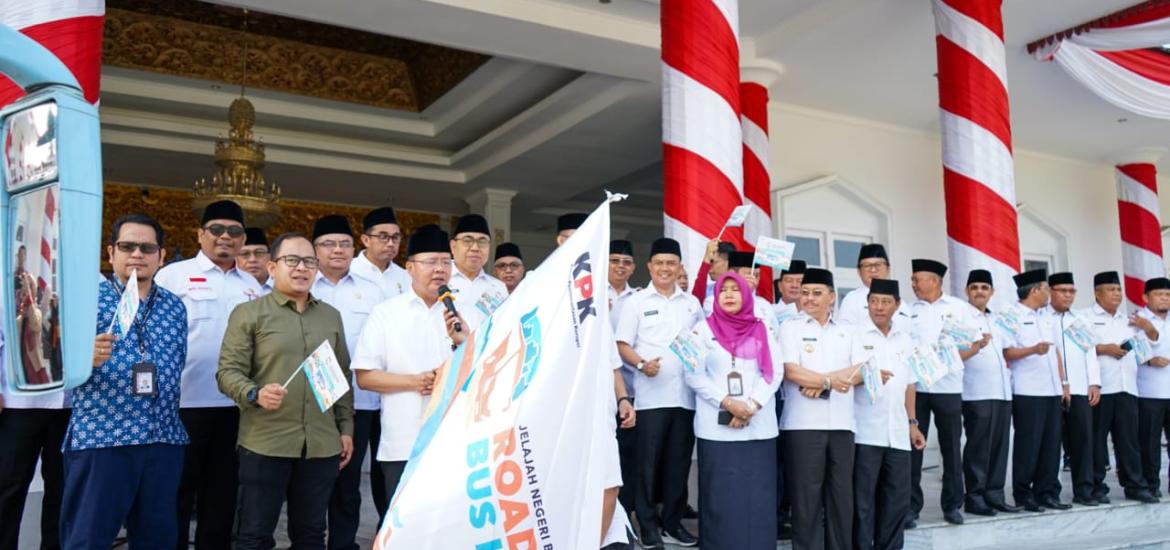 Gubernur Rohidin Lepas Pawai Roadshow Bus KPK RI