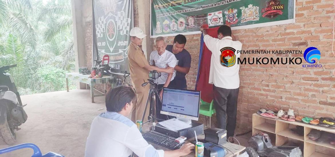 Dukcapil Mukomuko jemput bola membantu proses pelayanan Adminduk