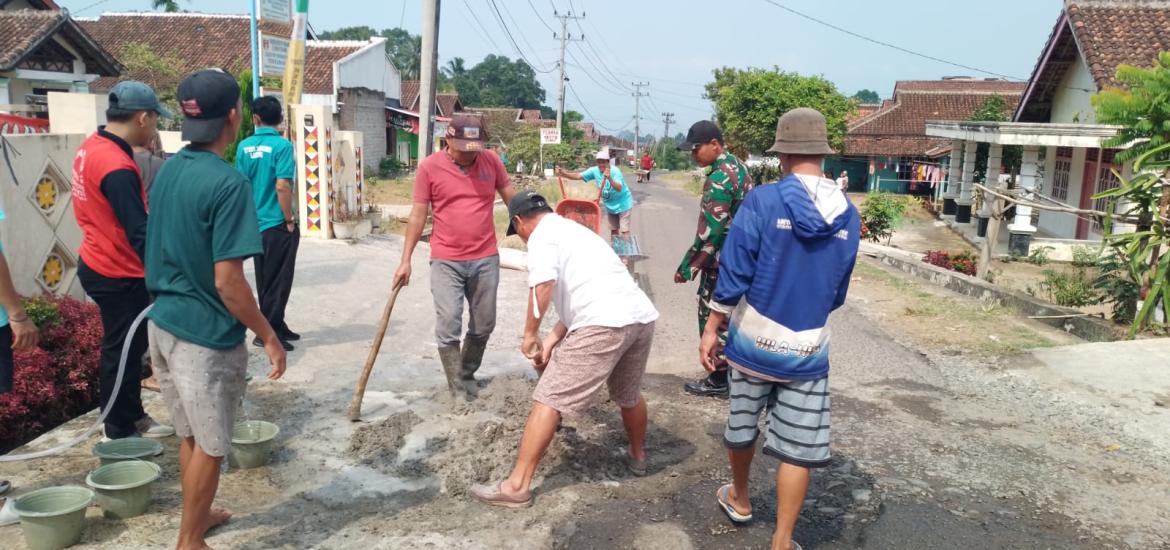 Pemerintah Pekon Kedamayan Libatkan PDAM Perbaiki Jalan Rusak
