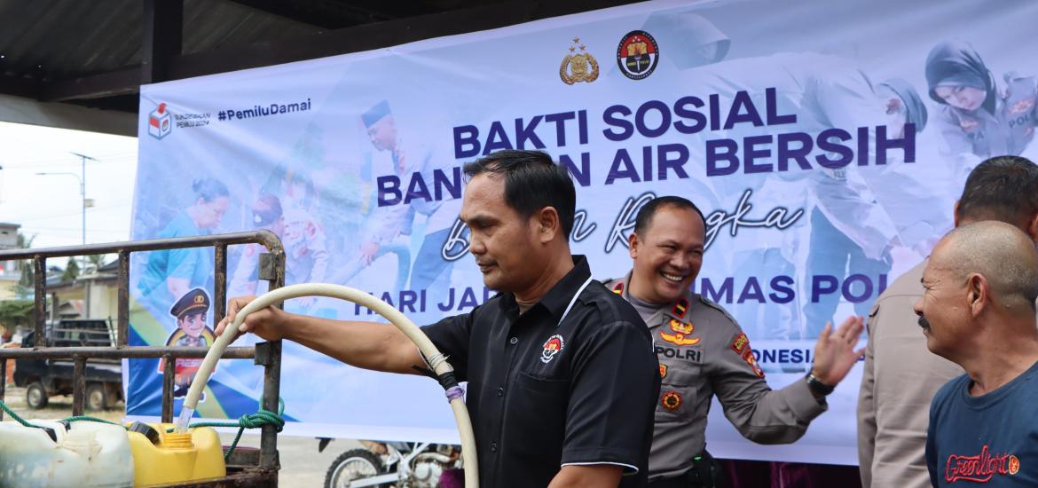 Polres Mukomuko Salurkan Air Bersih Kepada Warga Terdampak Kekeringan