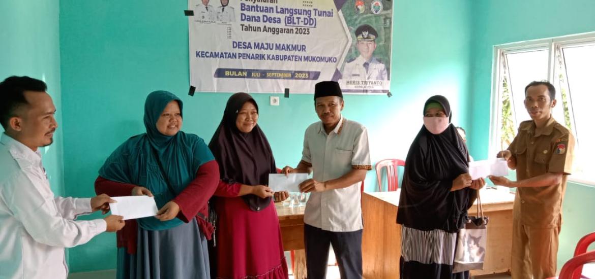 Penyaluran BLT DD maju Makmur Tahap Tiga