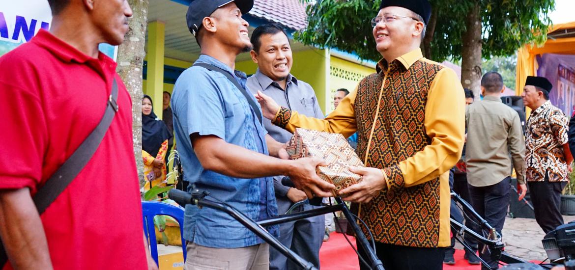 Momen Sumpah Pemuda, Gubernur Rohidin Lantik Pengurus SANS dan Bagikan Alsintan di Bengkulu Utara