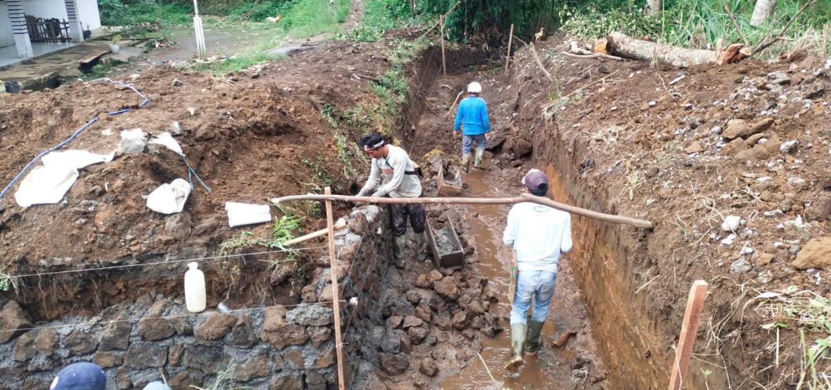 Tim Pelaksana Kegiatan 2023 Desa Mekar Sari Sedang Bangun Drainese