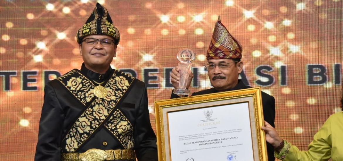 Pemprov Terima 2 Sertifikat Kelembagaan dari LAN RI