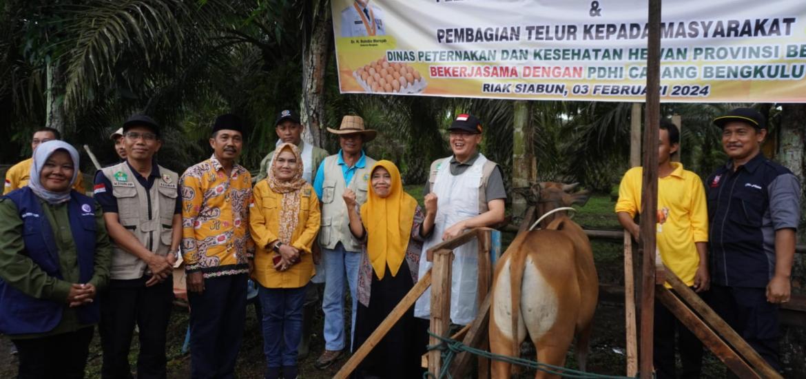 Pelayanan Kesehatan Hewan Terpadu dan Pembagian Telur Gratis di Riak Siabun Seluma