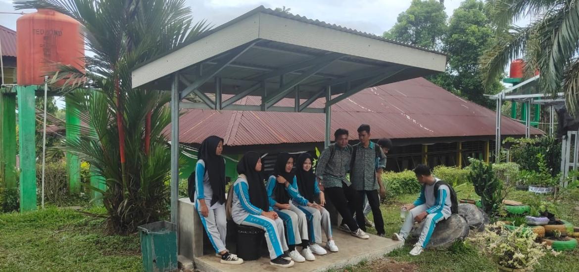 PT DDP Ipuh Bangun Halte di Sekolah