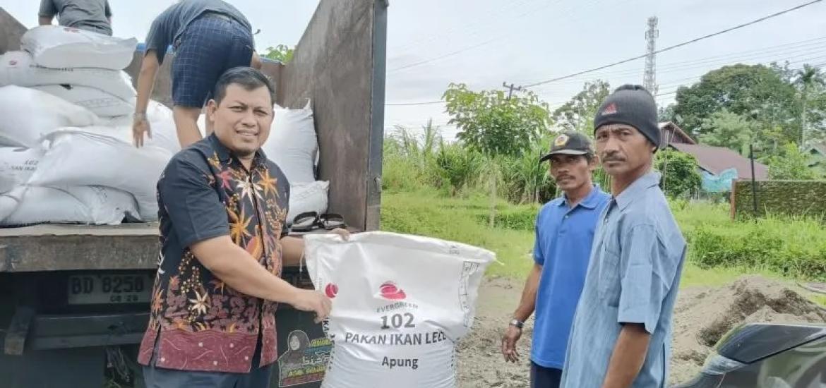 Anggota Dewan Provinsi Sujono Bagikan Ribuan Kilo Pakan Ternak Ikan Lele Kepada Kelompok Tani
