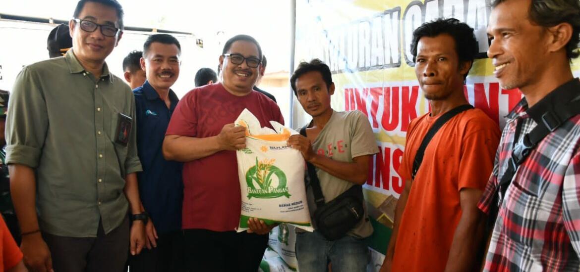 Pj Wali Kota Bengkulu Salurkan Beras CPP ke 19.858 KPM