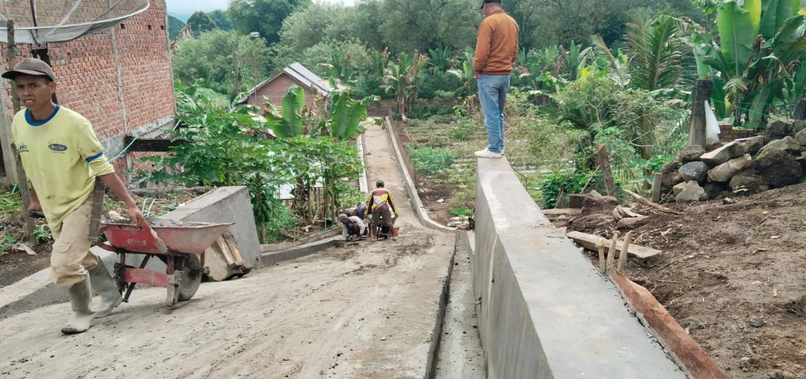 Membangun Saluran Pembuangan Limbah