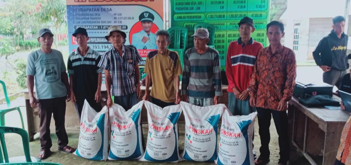 Penyerahan bantuan pupuk kepada para petani di Desa Sungai Jernih